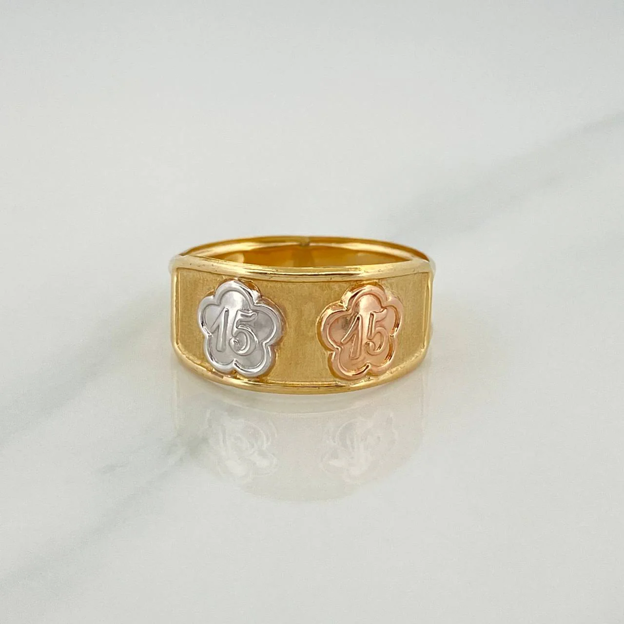 Anillo 15'S Flor 1.8 g / T8 1/2 Tres Oros 18K