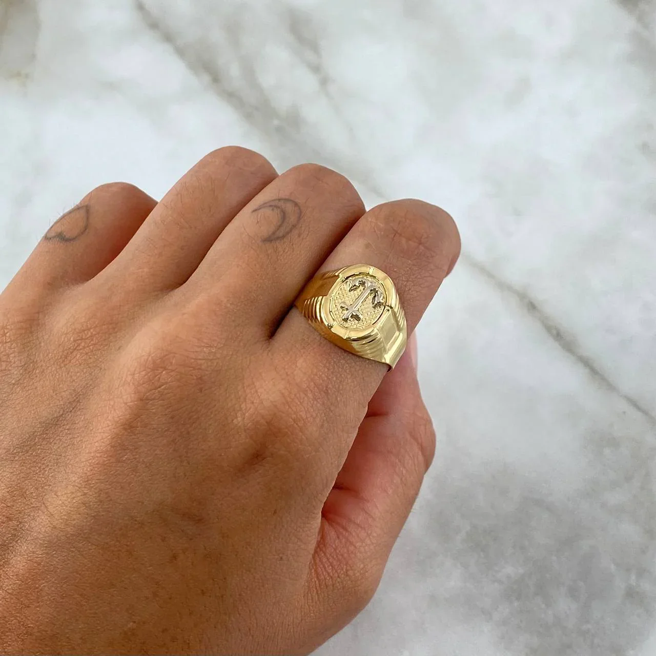 Anillo Ancla Marco Ovalado 3.75 g / T10 3/4 Dos Oros Amarillo Blanco 18K - Image 4