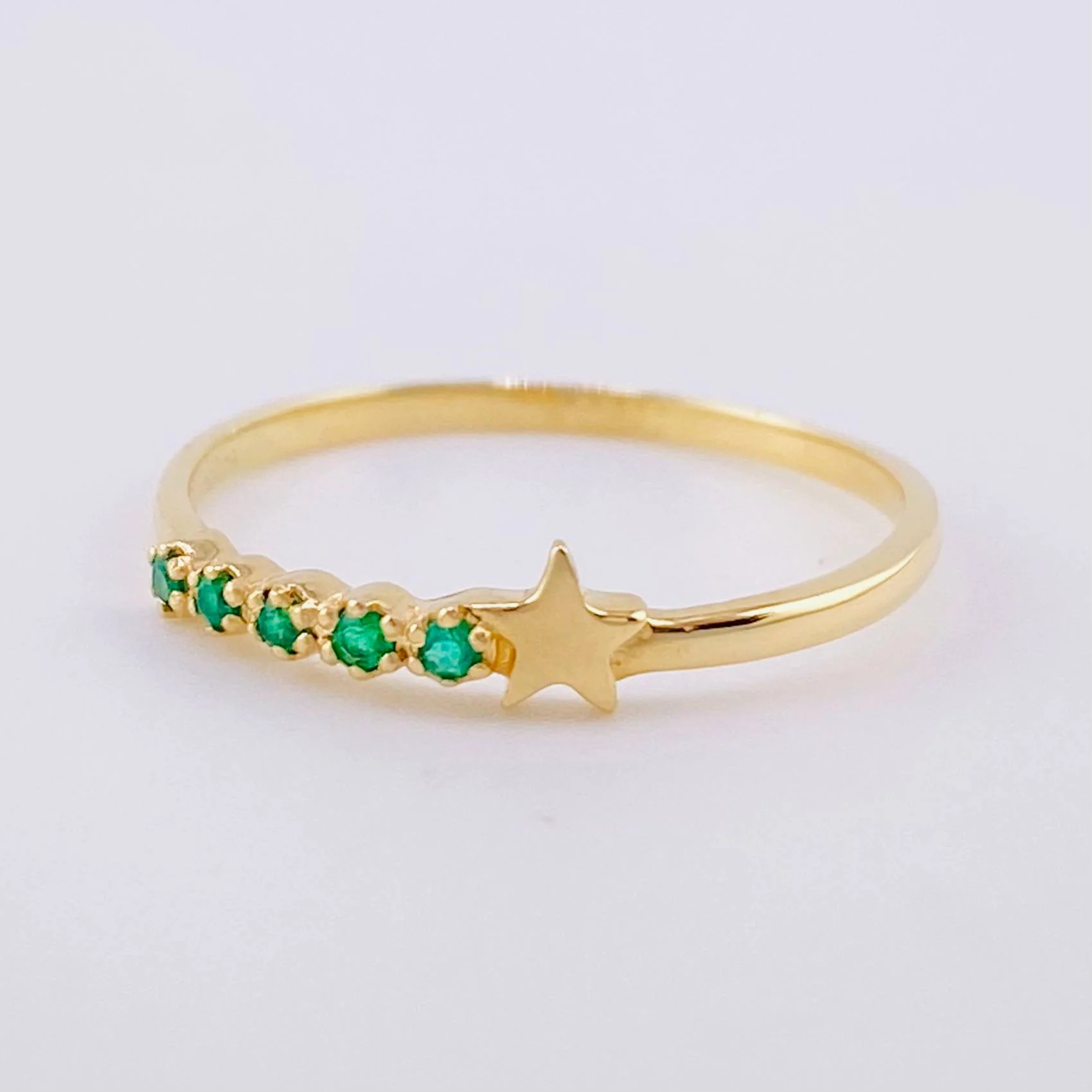 Anillo Carril Estrella Esmeraldas 5pts 1.15g / T6 Oro Amarillo 18K