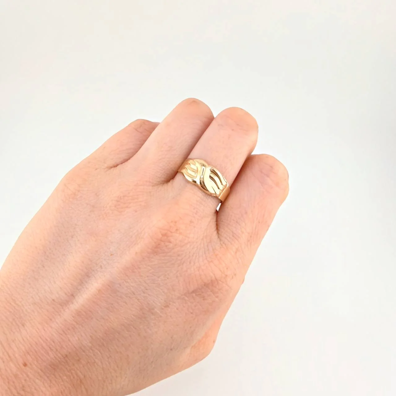 Anillo Carril Trio Olas 1.85 g / T8 1/2 Oro Amarillo 18K - Image 4