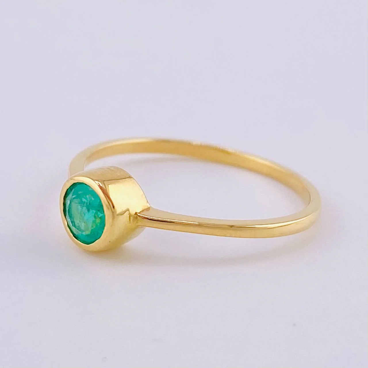 Anillo Circular Esmeralda 70Pts 1.9 g / T7 Oro Amarillo 18K - Image 2