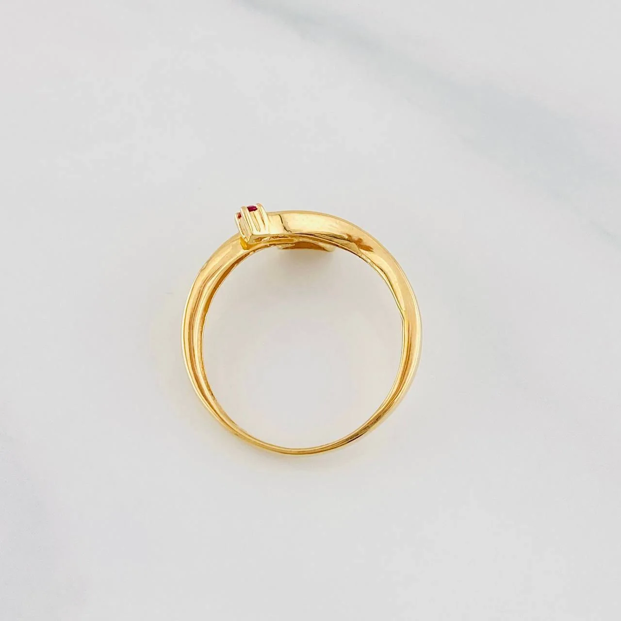 Anillo Curva Corazón 2.2g / T6 Dos Oros Amarillo Blanco 18K - Image 4