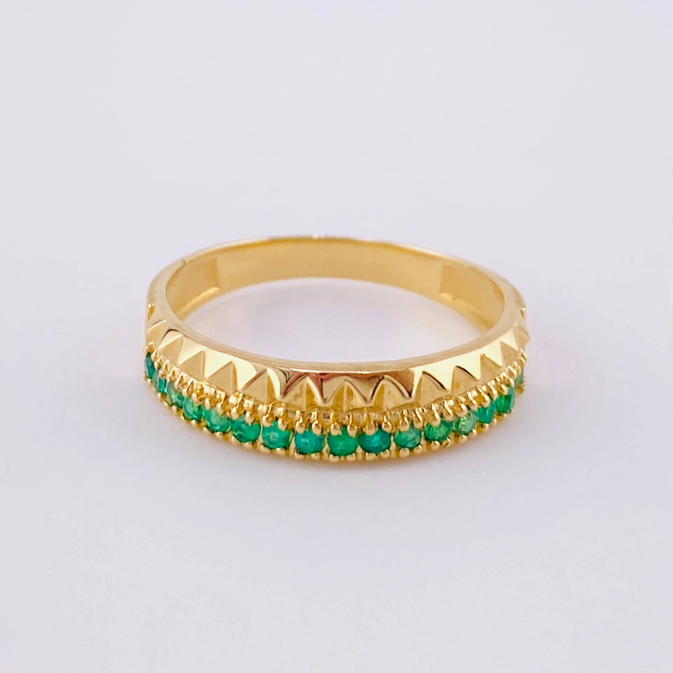 Anillo Doble Carril Triangular Esmeraldas 19pts 2.25g / T5 1/2 Oro Amarillo 18K
