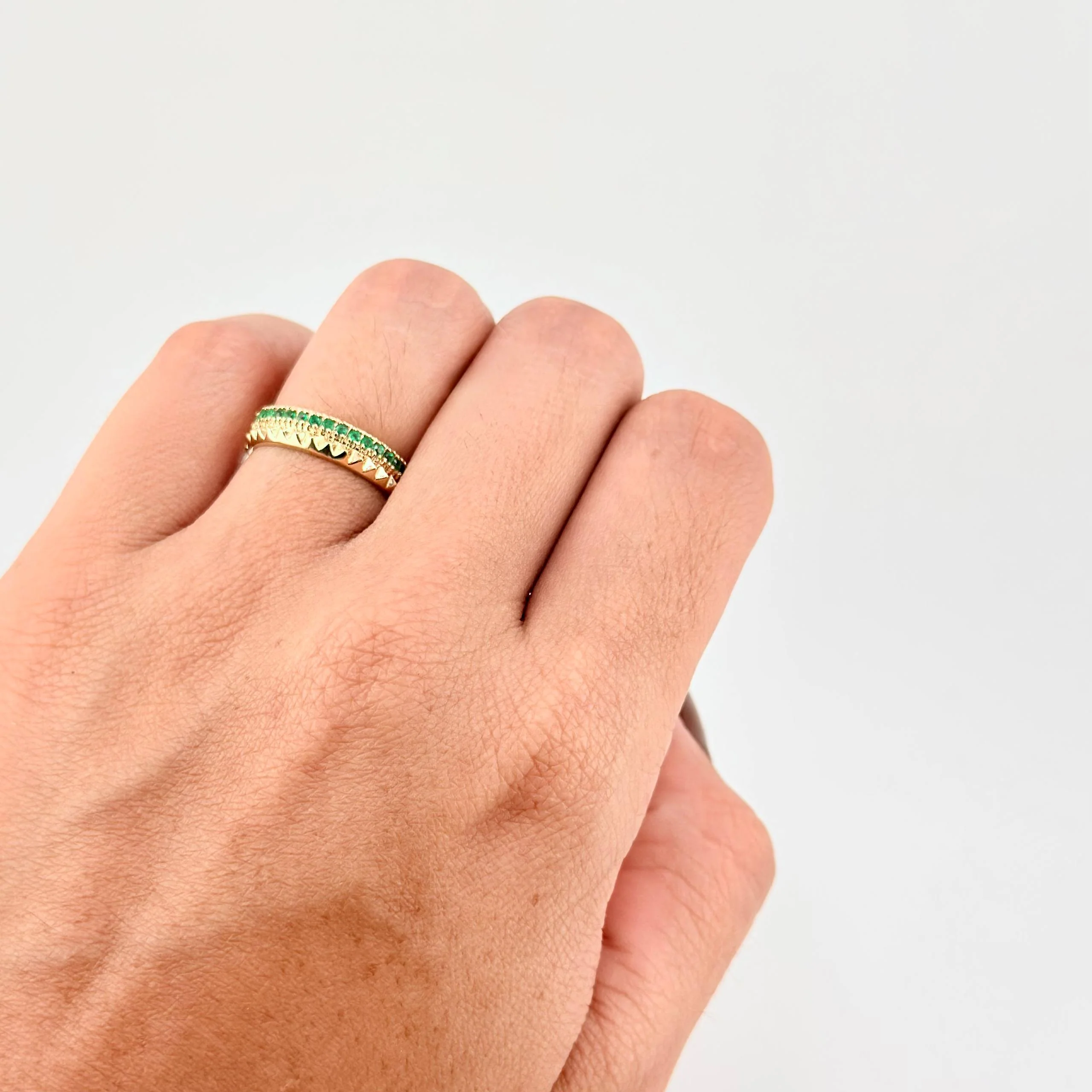 Anillo Doble Carril Triangular Esmeraldas 19pts 2.25g / T5 1/2 Oro Amarillo 18K - Image 4