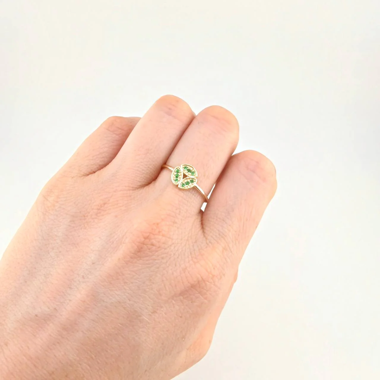 Anillo Flor De Mayo Esmeraldas 1Pts 1.45 g / T7 1/2 Oro Amarillo 18K - Image 4