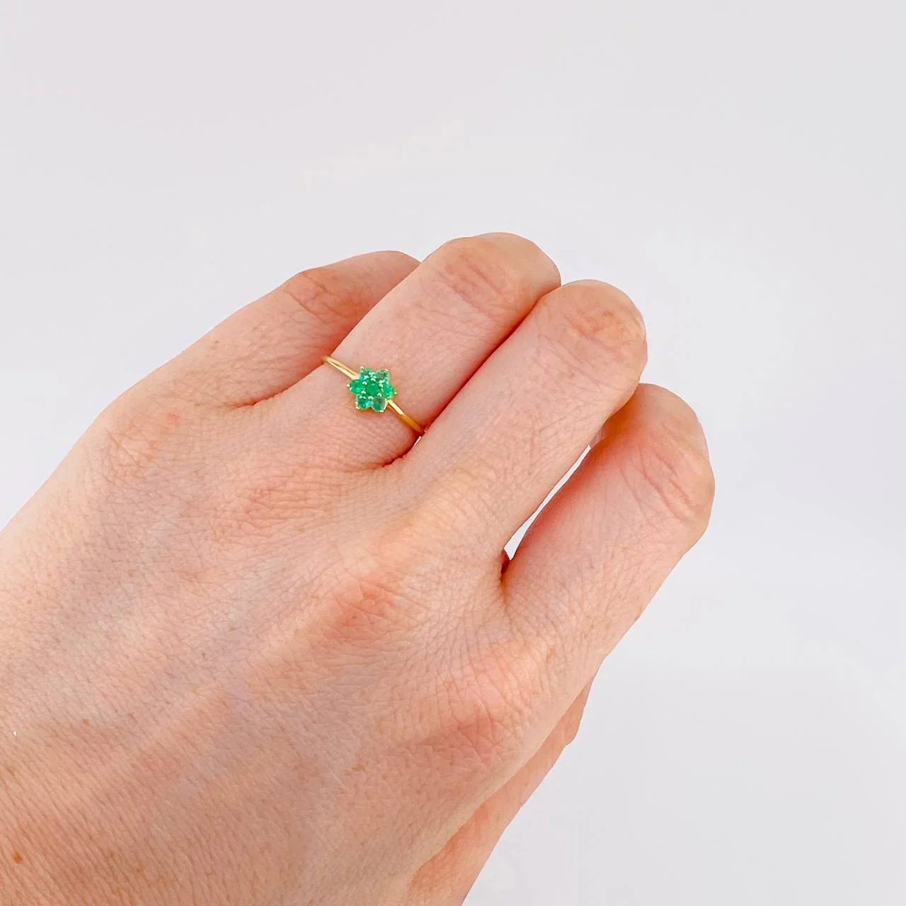 Anillo Flor Driada Esmeraldas 14Pts 1.35 g / T6 1/4 Oro Amarillo 18K - Image 4