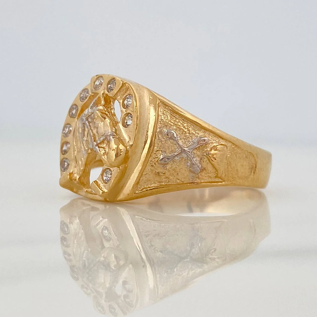Anillo Herradura Caballo 5.45gr / T8 1/2 / Dos Oros Amarillo Blanco 18K $ - Image 2