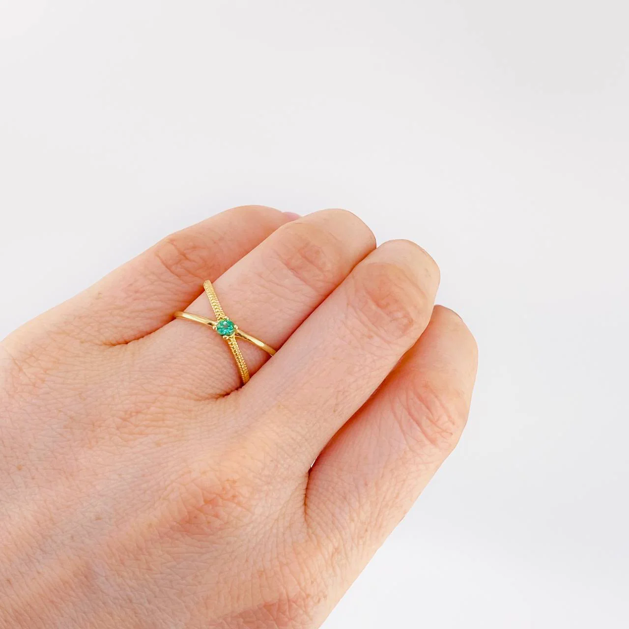 Anillo Infinito Tridimensional Esmeralda 15Pts 2.2 g / T6 1/2 Oro Amarillo 18K - Image 4
