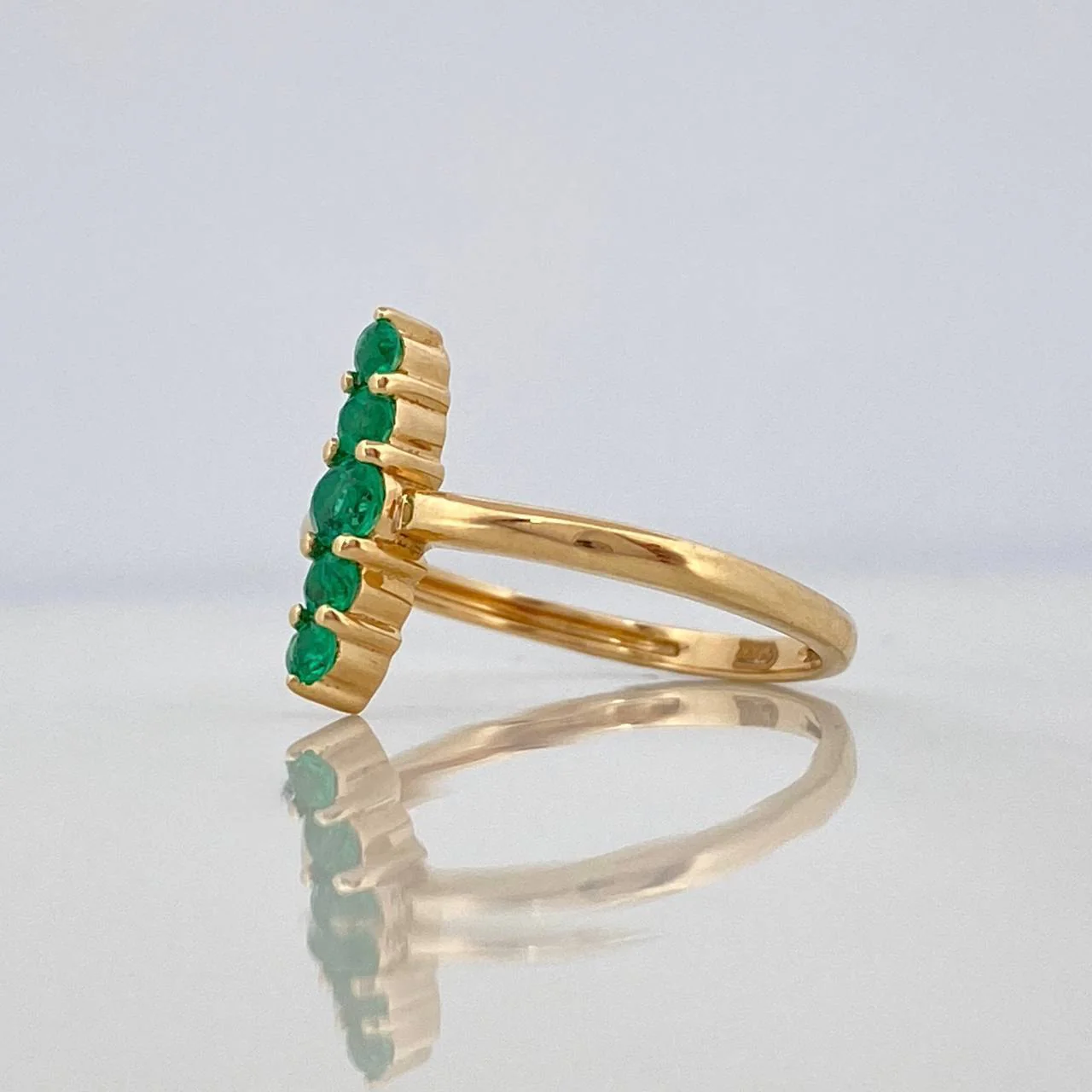 Anillo Lineal Esmeraldas 30Pts 2.2 g / T5 3/4 Oro Amarillo 18K - Image 2