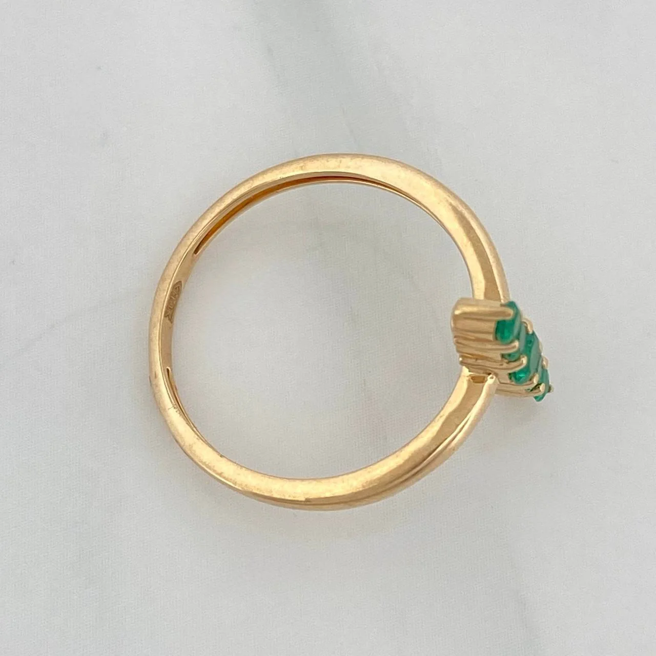 Anillo Lineal Esmeraldas 30Pts 2.2 g / T5 3/4 Oro Amarillo 18K - Image 4