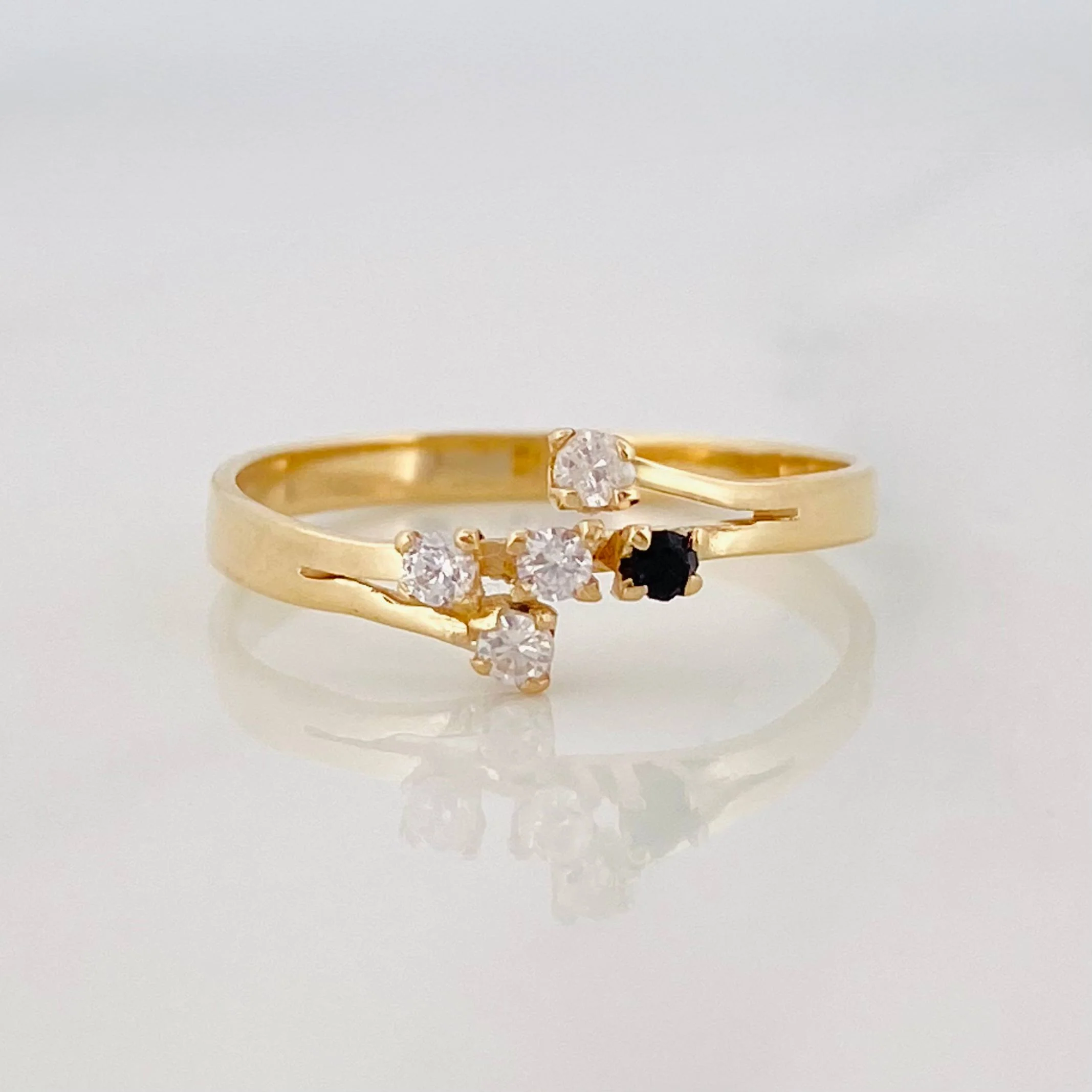 Anillo Piedras 1.75 g / T7 1/2 Oro Amarillo 18K