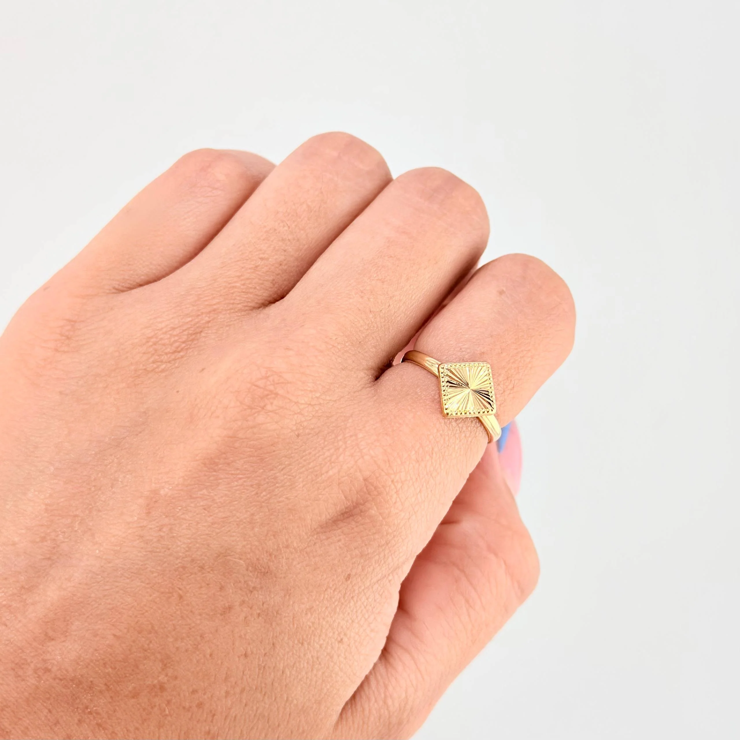Anillo Rombo Diamantado Bordeado 1.15gr / T7 / Oro Amarillo 18K - Image 4