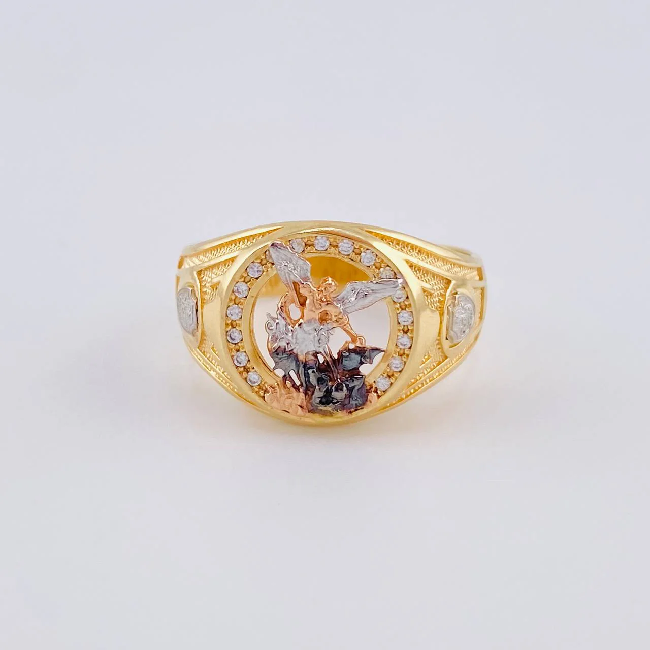 Anillo San Miguel Arcangel 6.15 g / T8 3/4 Tres Oros 18K
