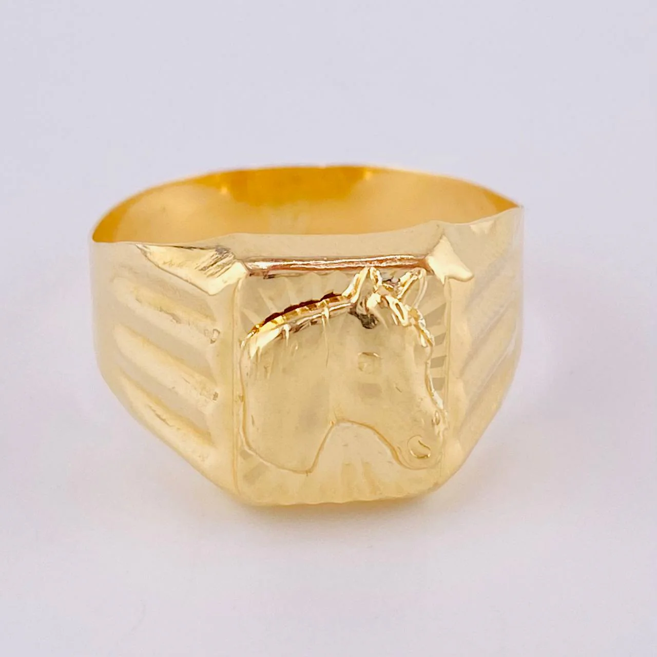 Anillo Sello Caballo Radiante 3.4 g / T11 1/4 Oro Amarillo 18K