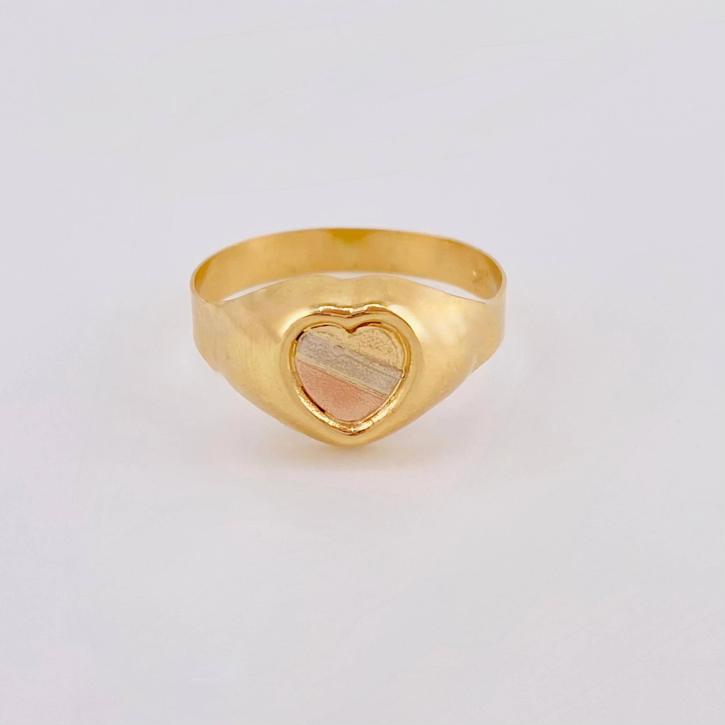 Anillo Sello Corazón 1.75 g / T6 3/4 Tres Oros 18K