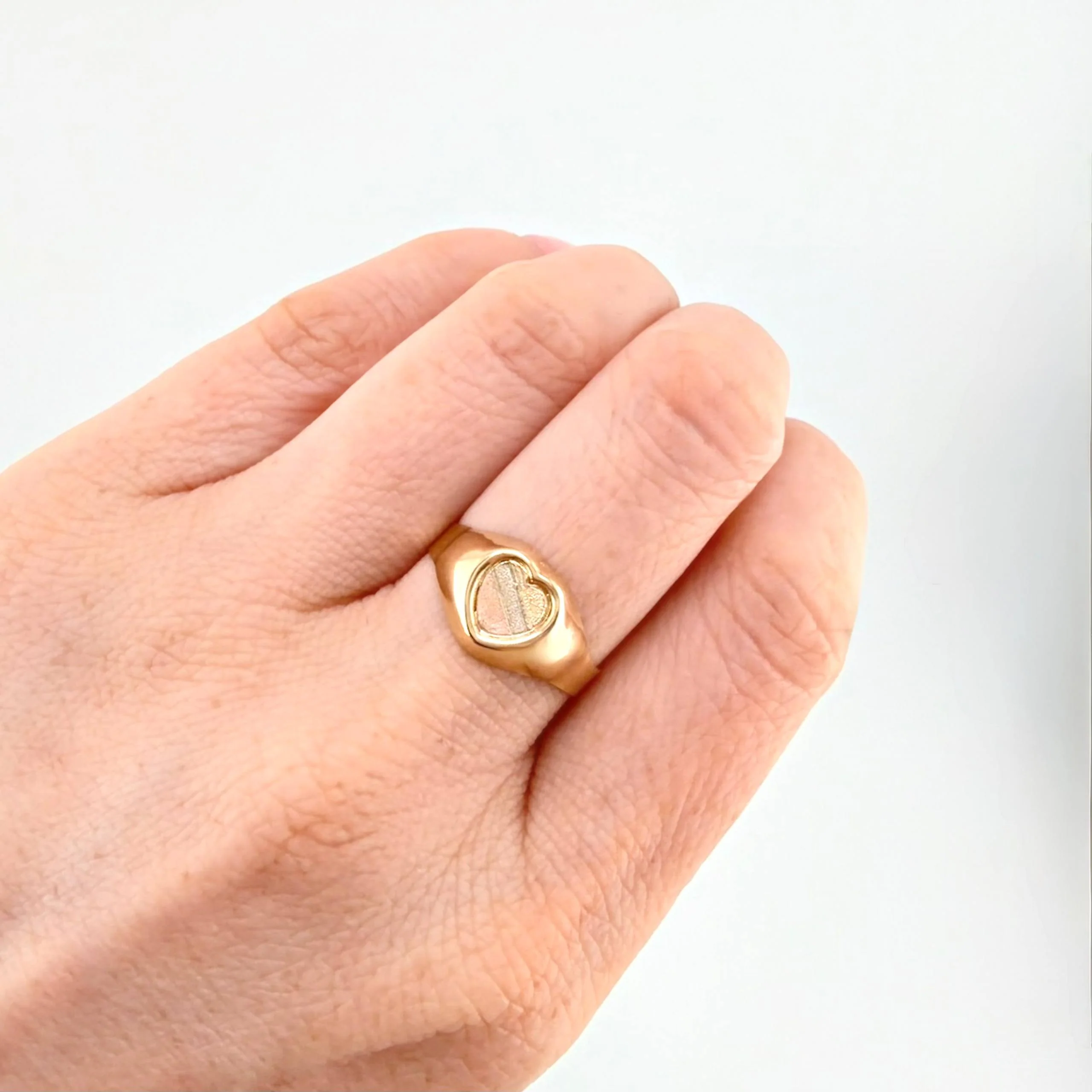 Anillo Sello Corazon 1.75gr / T8 1/2 / Tres Oros 18K * - Image 4