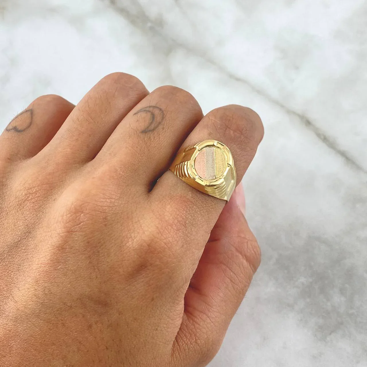 Anillo Sello Ovalo Con Marco 3.6 g / T11 Tres Oros 18K - Image 4