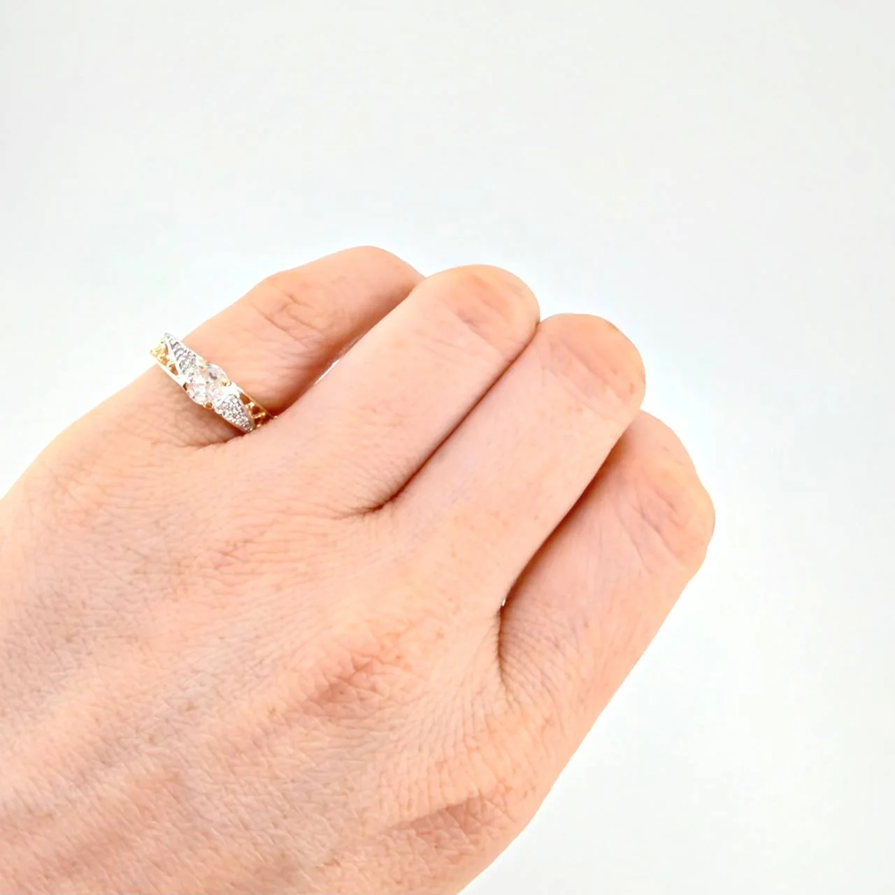 Anillo Solitario Cinta Diagonal Brillante 2.75 g / T4 3/4 Dos Oros Amarillo Blanco 18K - Image 4