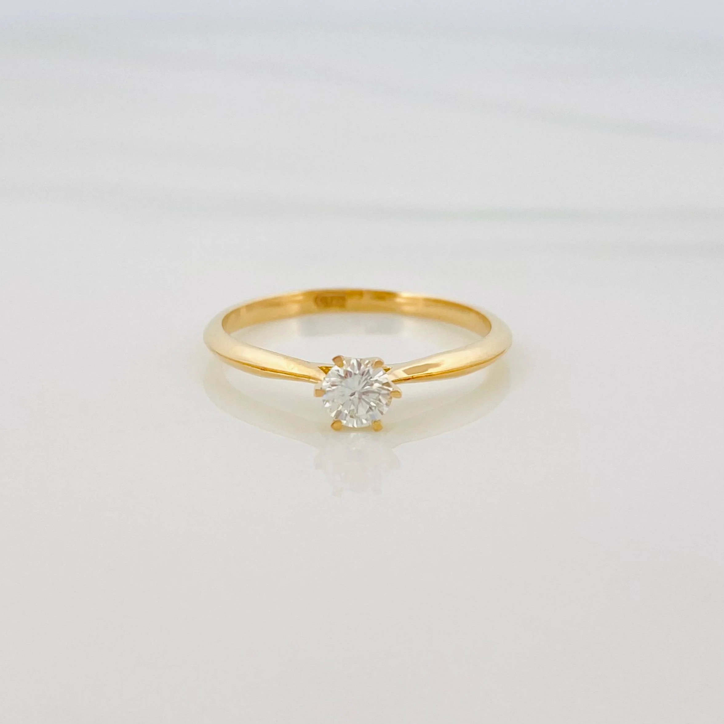 Anillo Solitario Diamante 26 Pts 1.7 g / T7 1/2 Oro Amarillo 18K