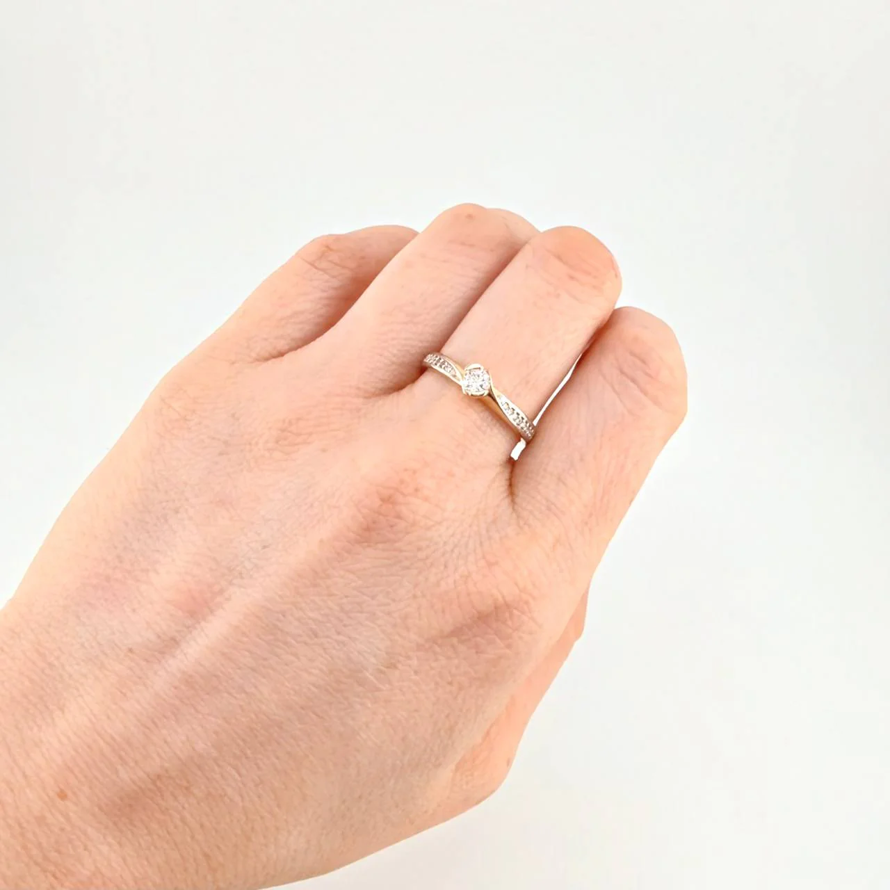 Anillo solitario entrelazado 2.85g / T7 3/4 Dos Oros Amarillo Blanco 18K - Image 4