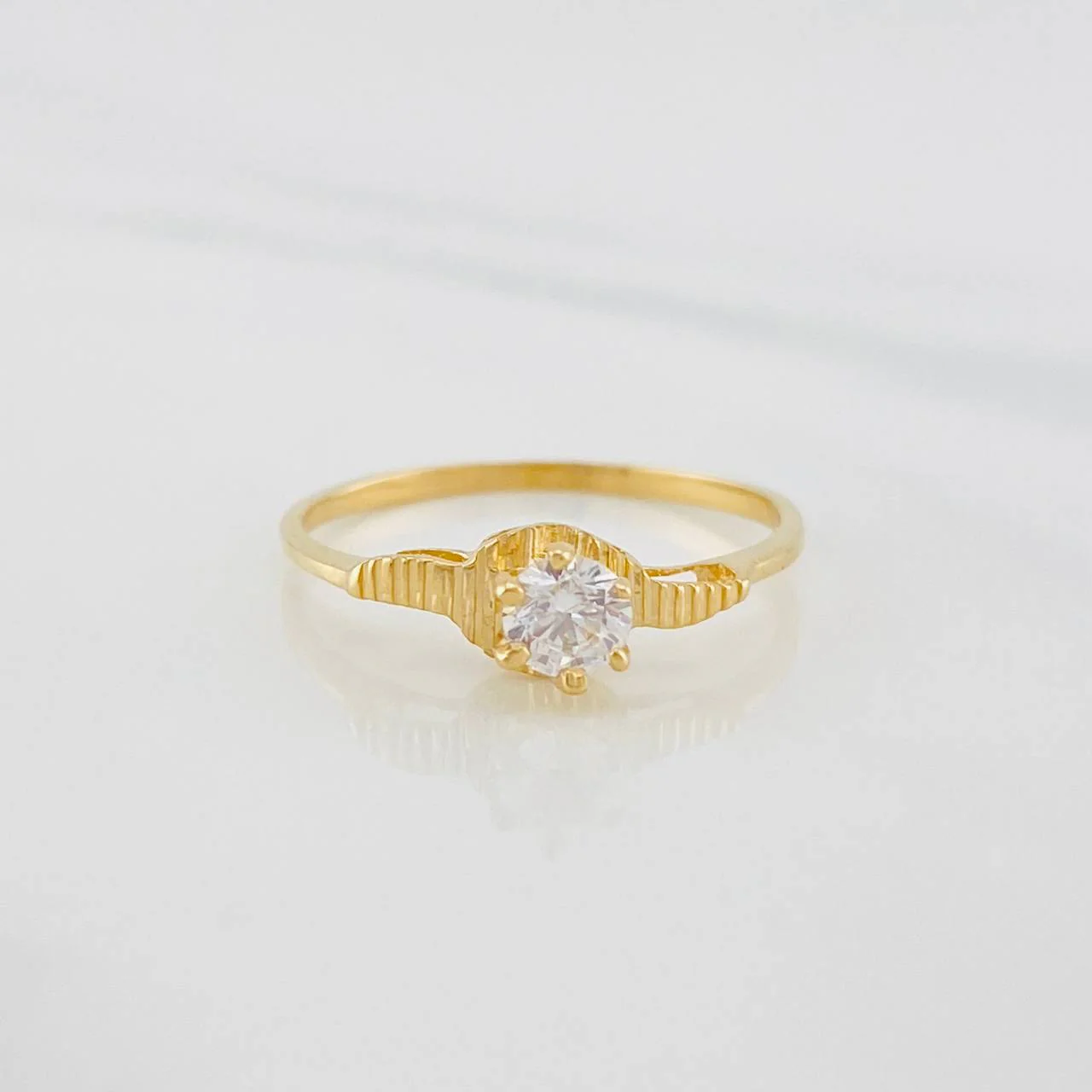 Anillo Solitario lineas 1.2g / T6 1/4 Oro Amarillo 18K