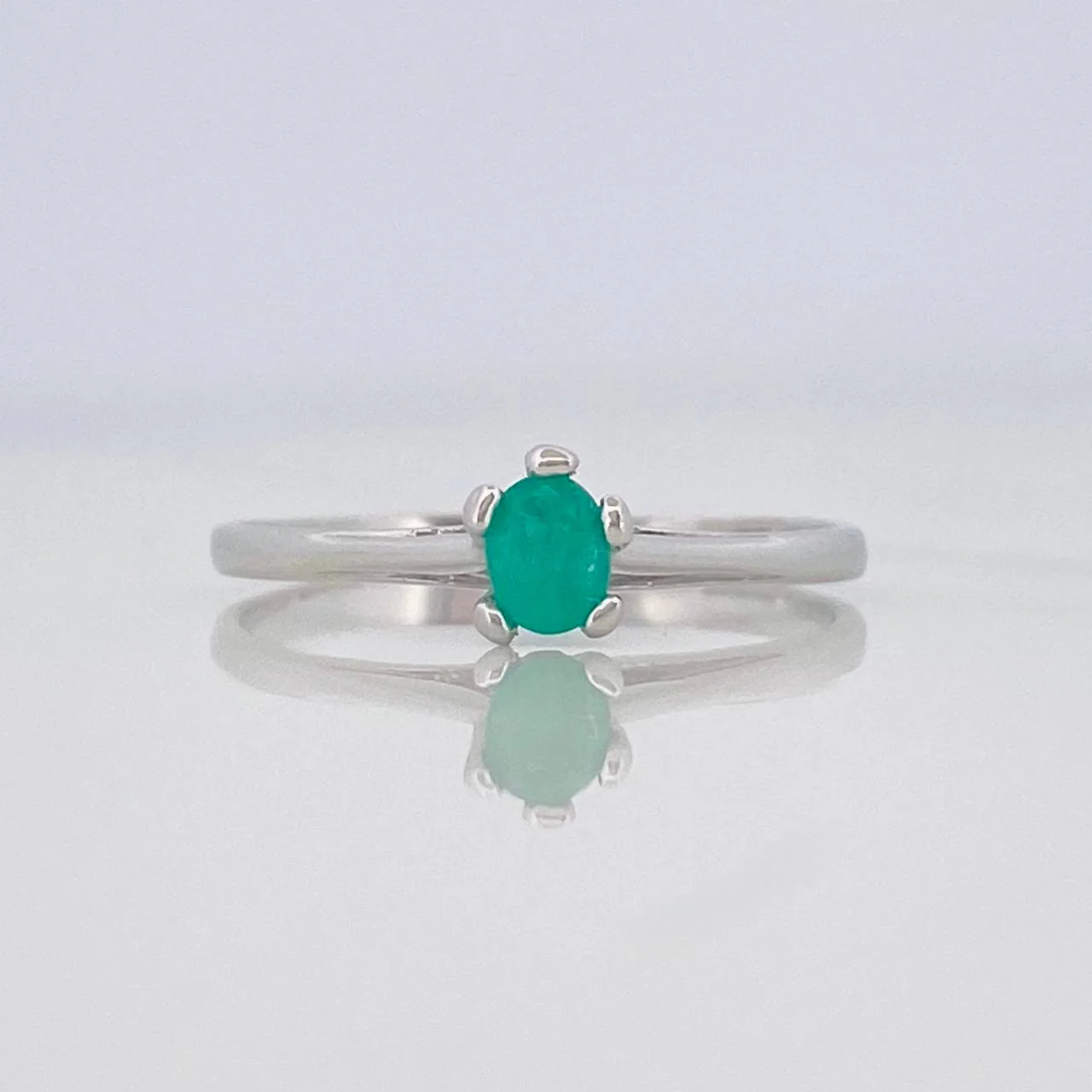 Anillo Solitario Ovalo Esmeralda Pts 1.2 g / T7 Plata 925