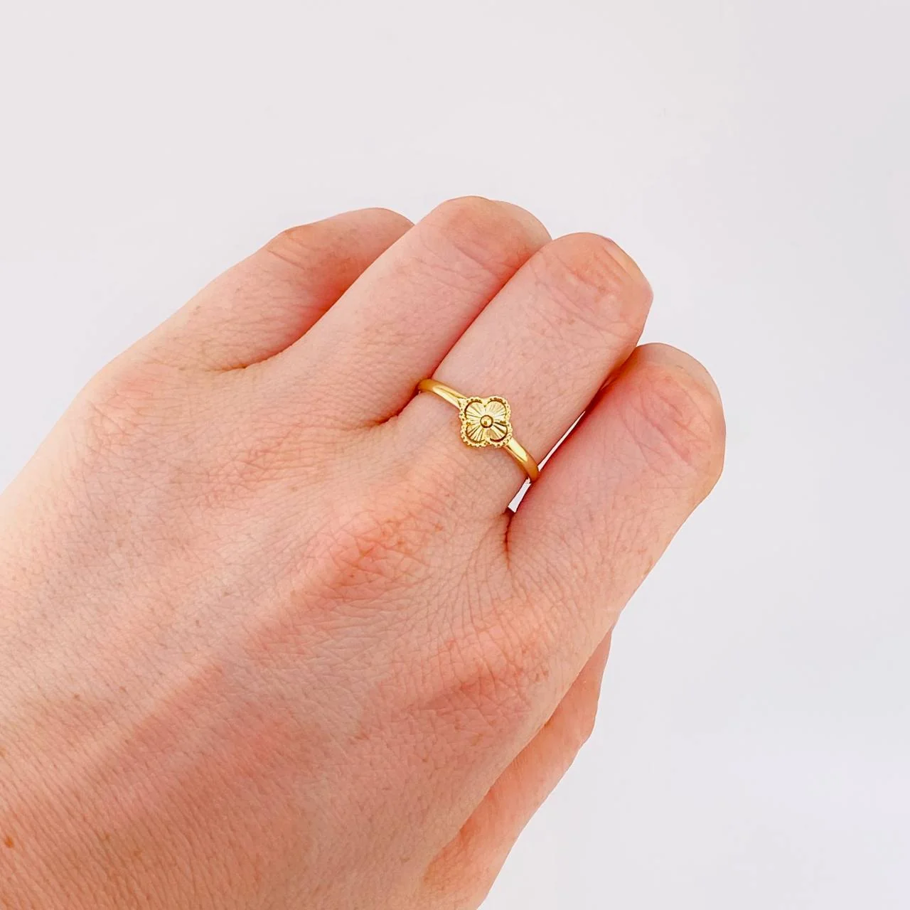 Anillo Trébol 0.95 g / T5 1/2 Oro Amarillo 18K - Image 4