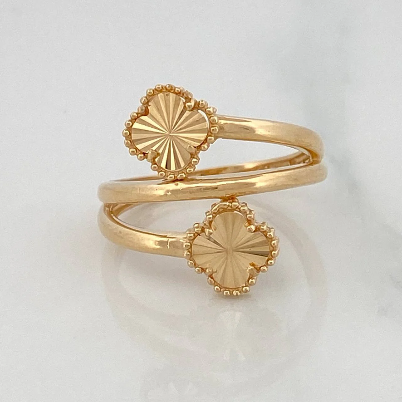 Anillo Trebol Cruzado Diamantado 3.35g / T7 Oro Amarillo 18K