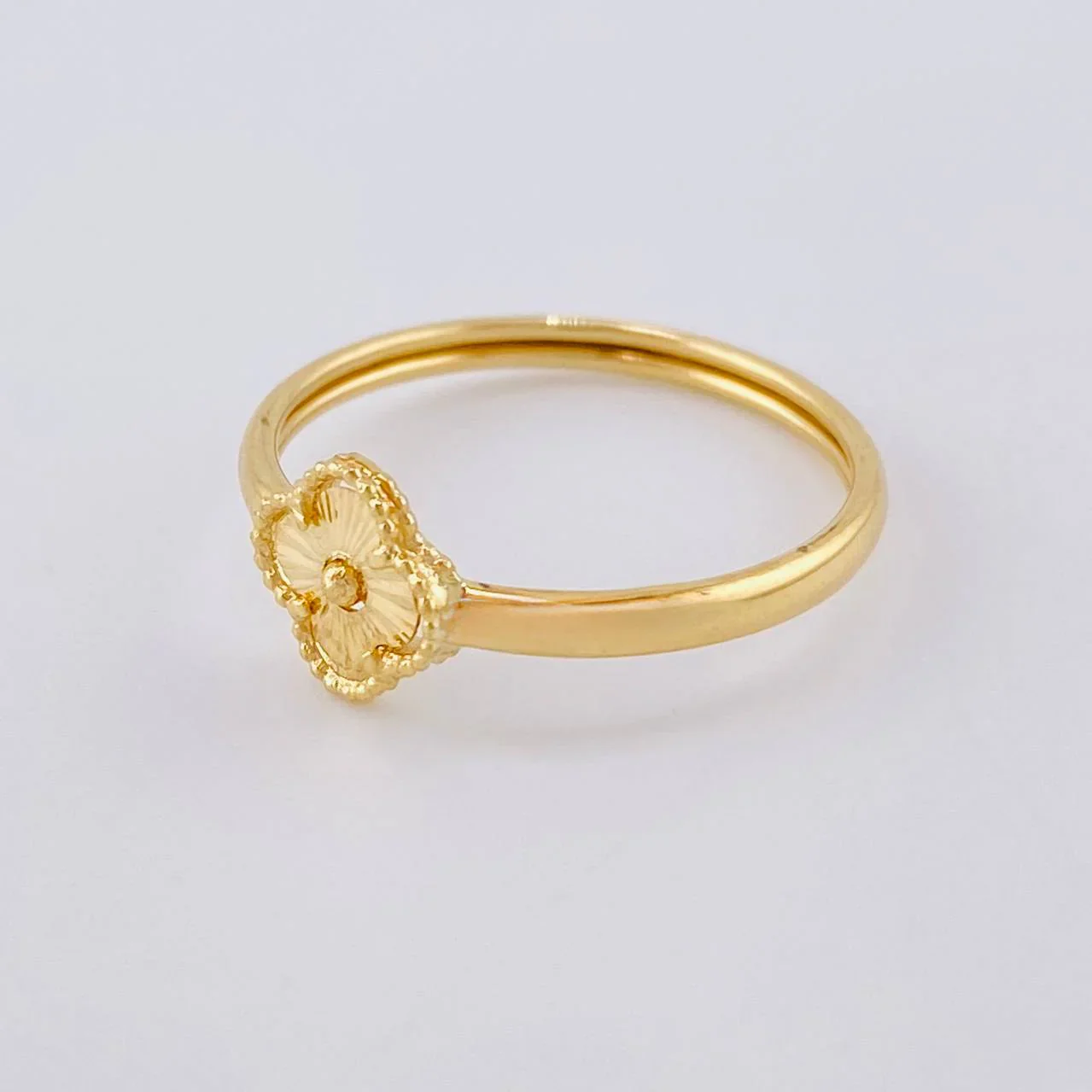 Anillo Trebol Diamantado 0.9 g / T6 1/2 Oro Amarillo 18K - Image 4