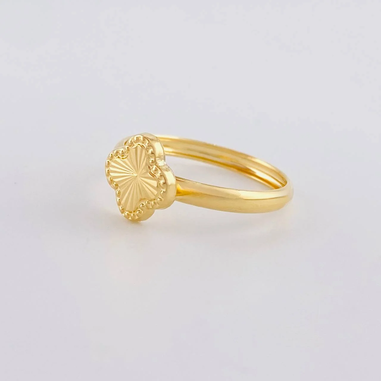 Anillo Trebol Diamantado 1.05g / T5 1/2 Oro Amarillo 18K - Image 2