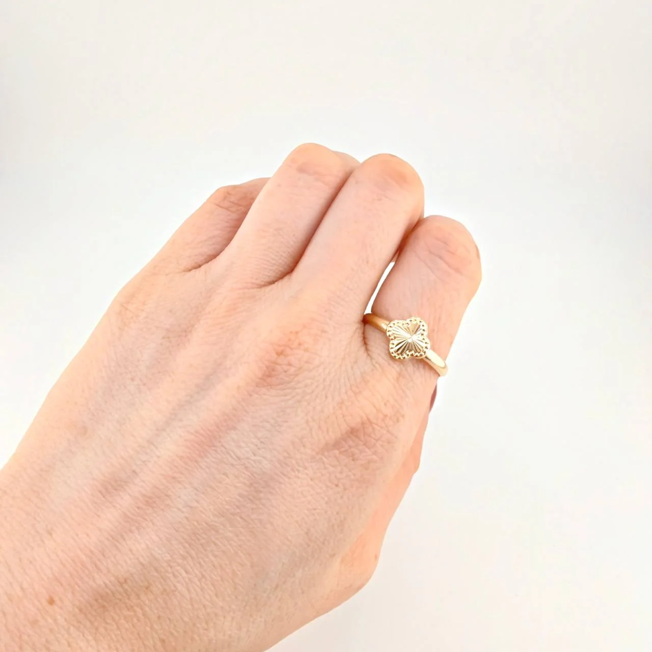 Anillo Trebol Diamantado 1.05g / T5 1/2 Oro Amarillo 18K - Image 4