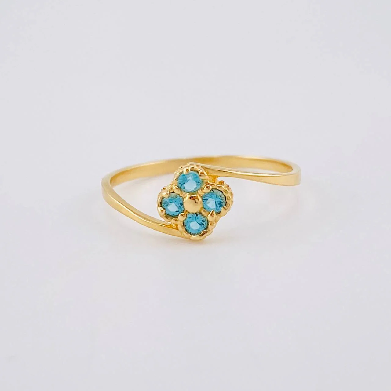 Anillo Trebol Linea Invertida 1.2 g / T6 1/2 Oro Amarillo 18K