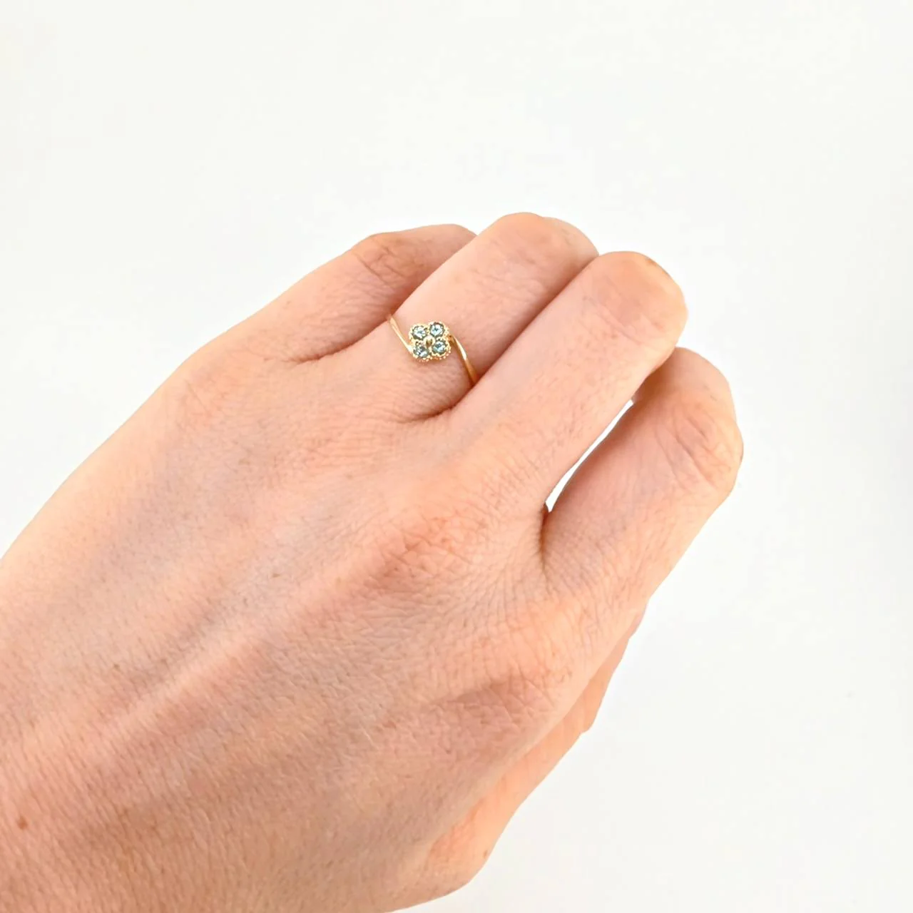 Anillo Trebol Linea Invertida 1.2 g / T6 1/2 Oro Amarillo 18K - Image 4