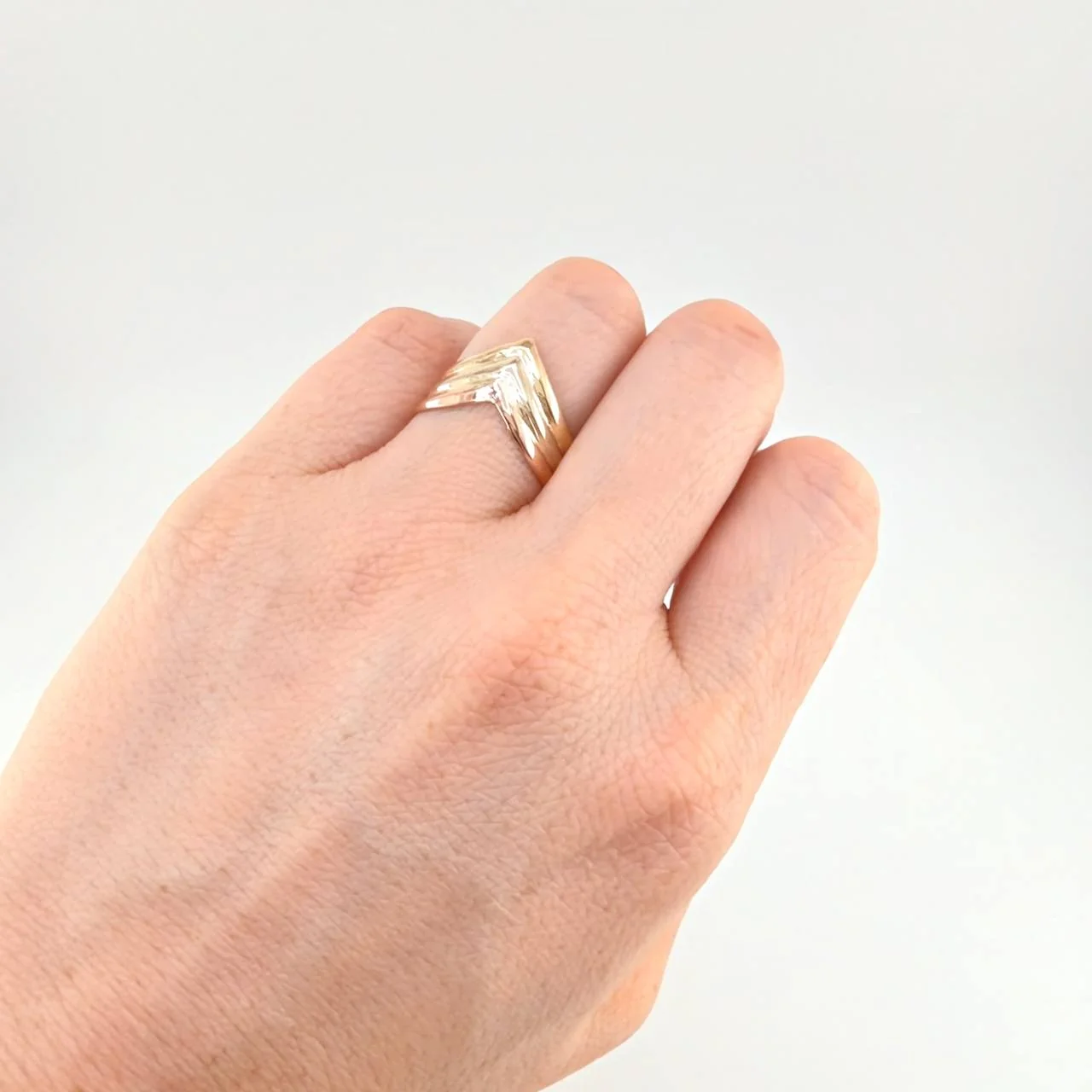 Anillo Tres Lineas Enlazadas 2.1 g / T8 1/2 Tres Oros 18K - Image 4
