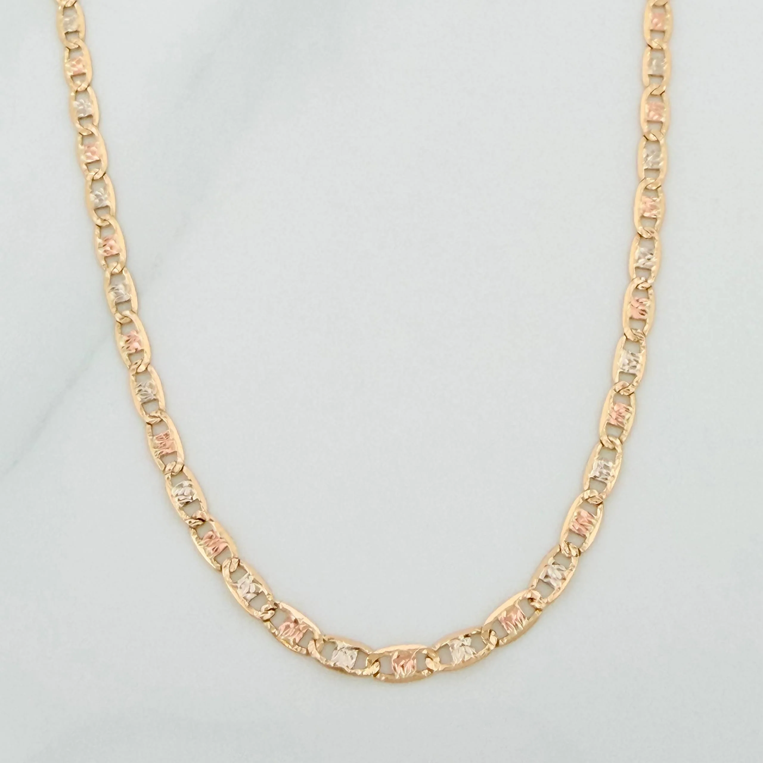Cadena Escalera Plana 4.1 g / 23 1/2 in / 2.1 mm Tres Oros 18K