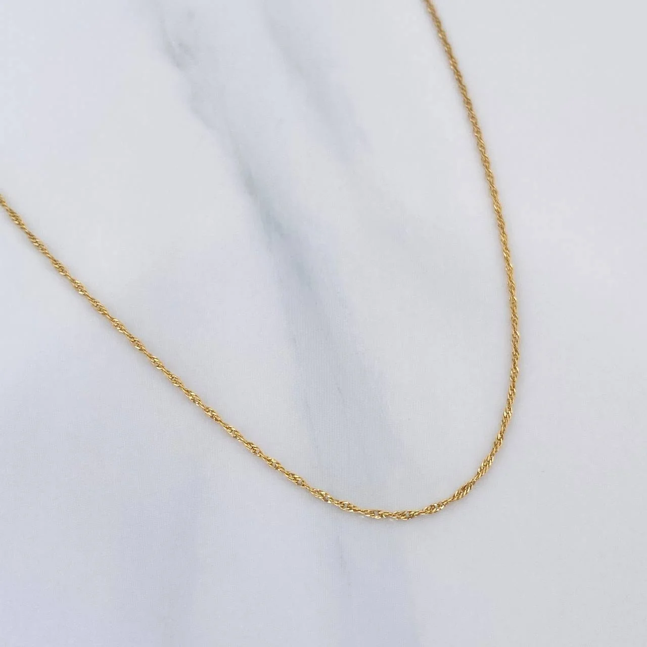 Cadena Singapur 0.8g / 17 1/4 in / 0.6mm Oro Amarillo 18K - Image 2