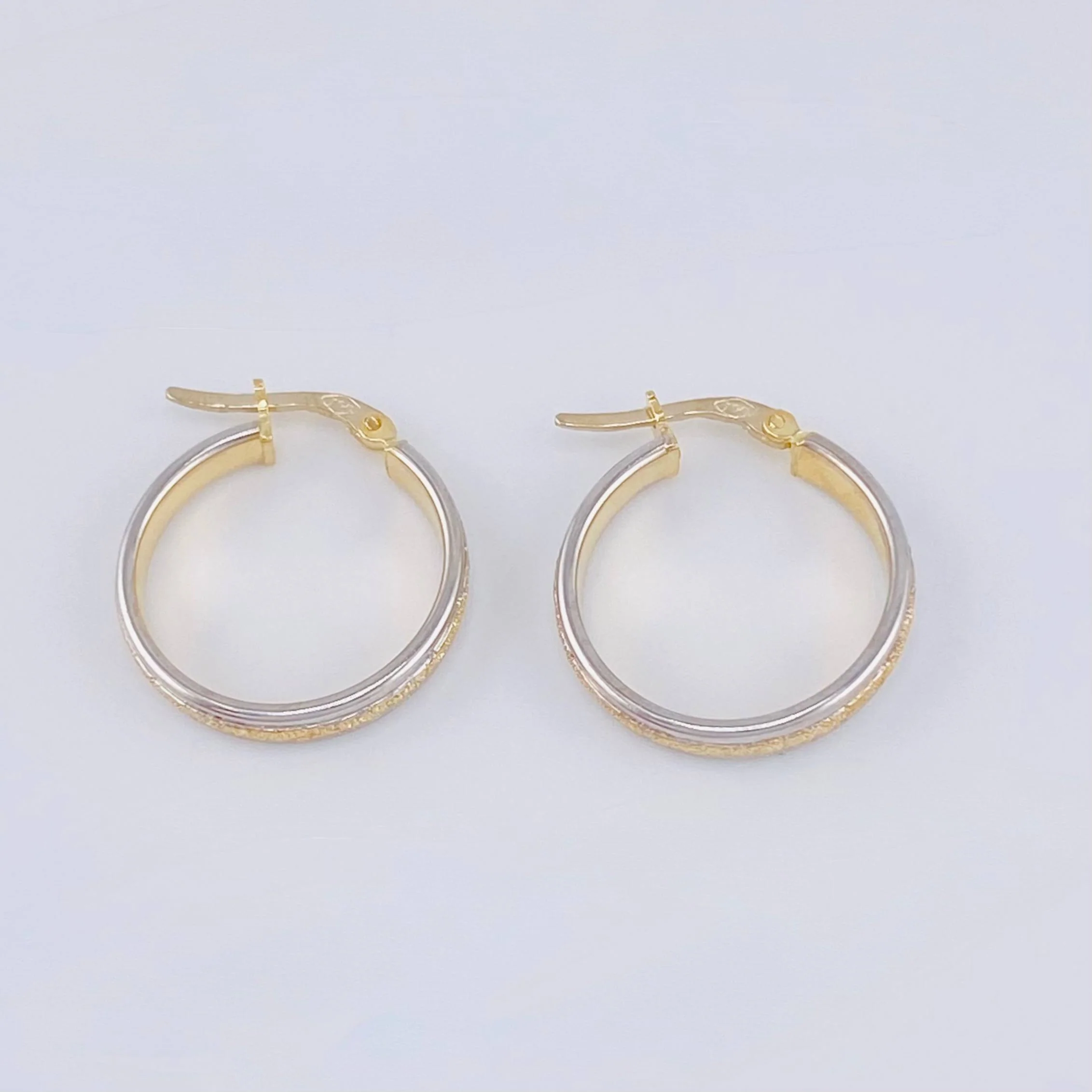 Candongas Carril Escamada 2.25 g / 3/4 in Dos Oros Amarillo Blanco 18K - Image 3