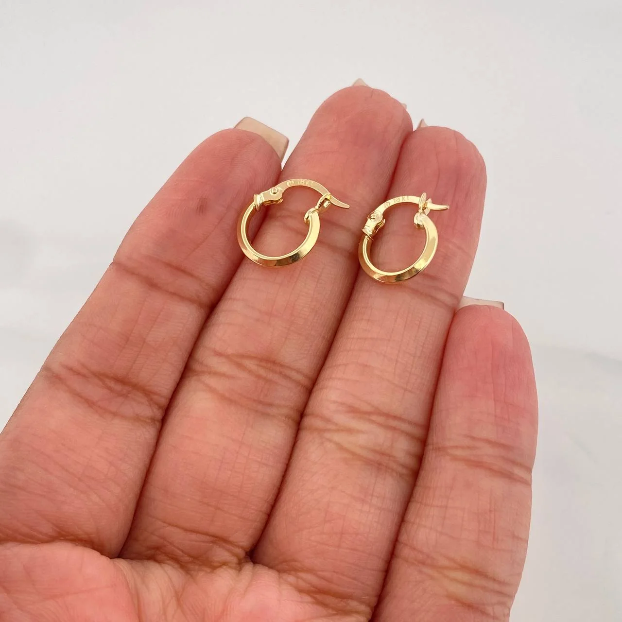 Candongas Clau Mini 0.8 g / 1/2 in Oro Amarillo 18K - Image 4