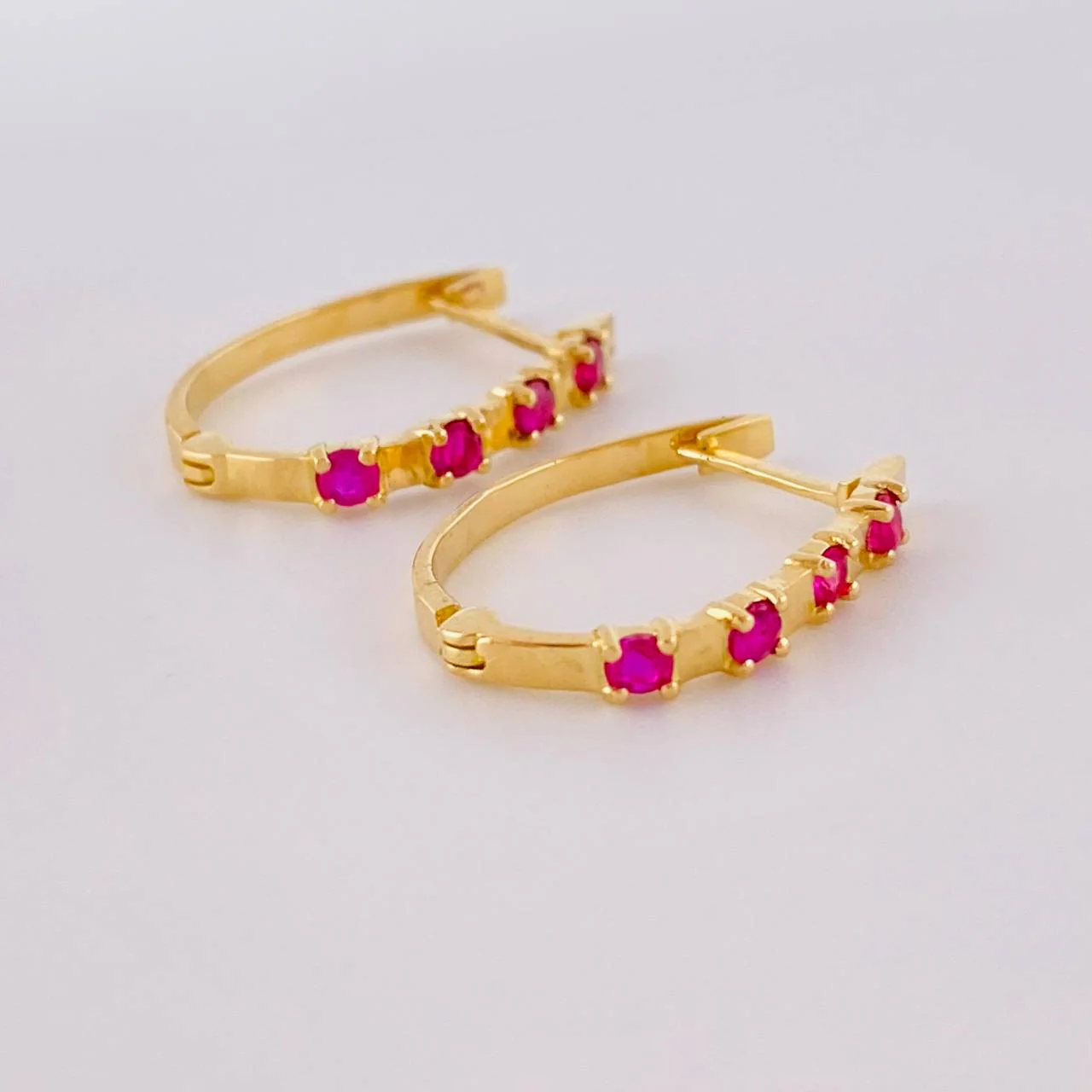 Candongas Huggy Fucsias Rubíes 31pts 1.75g / 3/4 in Oro Amarillo 18K - Image 3