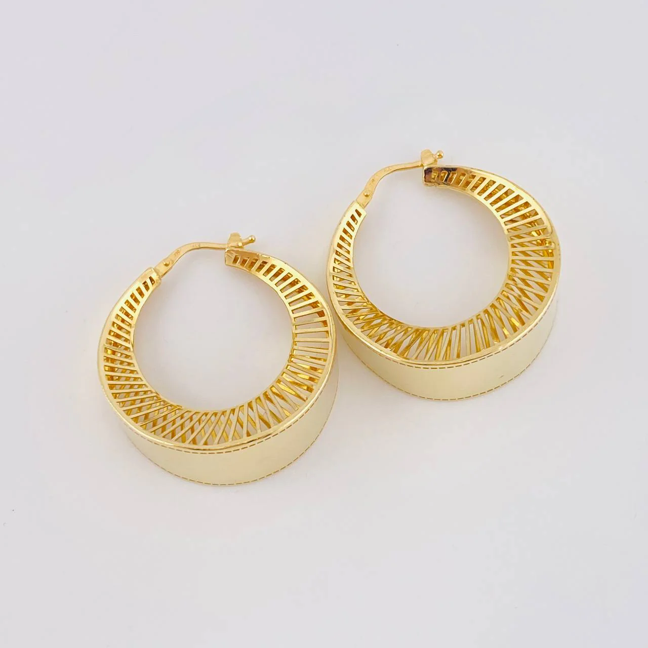 Candongas Mezzaluna Rayada 9.2 g / 1 1/4 in Oro Amarillo 18K - Image 3