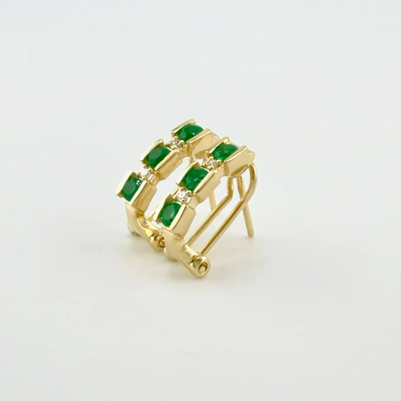 Candongas Omega Trio Diamantes 6pts Esmeraldas 55pts 3.85g / 1/2 in Oro Amarillo 18K - Image 2