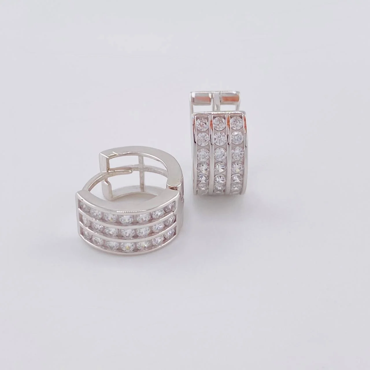 Candongas Triple Carril Basteado 3.45 g / 1/2 in Oro Blanco 18K - Image 3