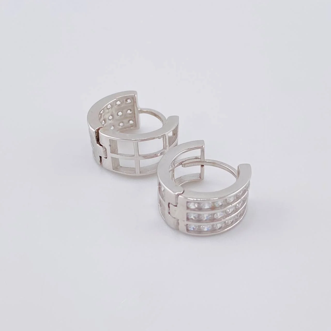 Candongas Triple Carril Basteado 3.45 g / 1/2 in Oro Blanco 18K - Image 4