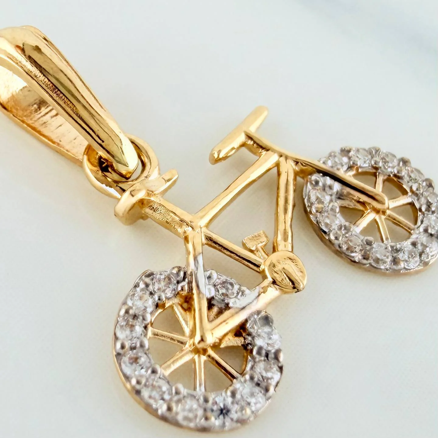 Dije Bicicleta 0.95 g / 3/4 in Dos Oros Amarillo Blanco 18K - Image 3