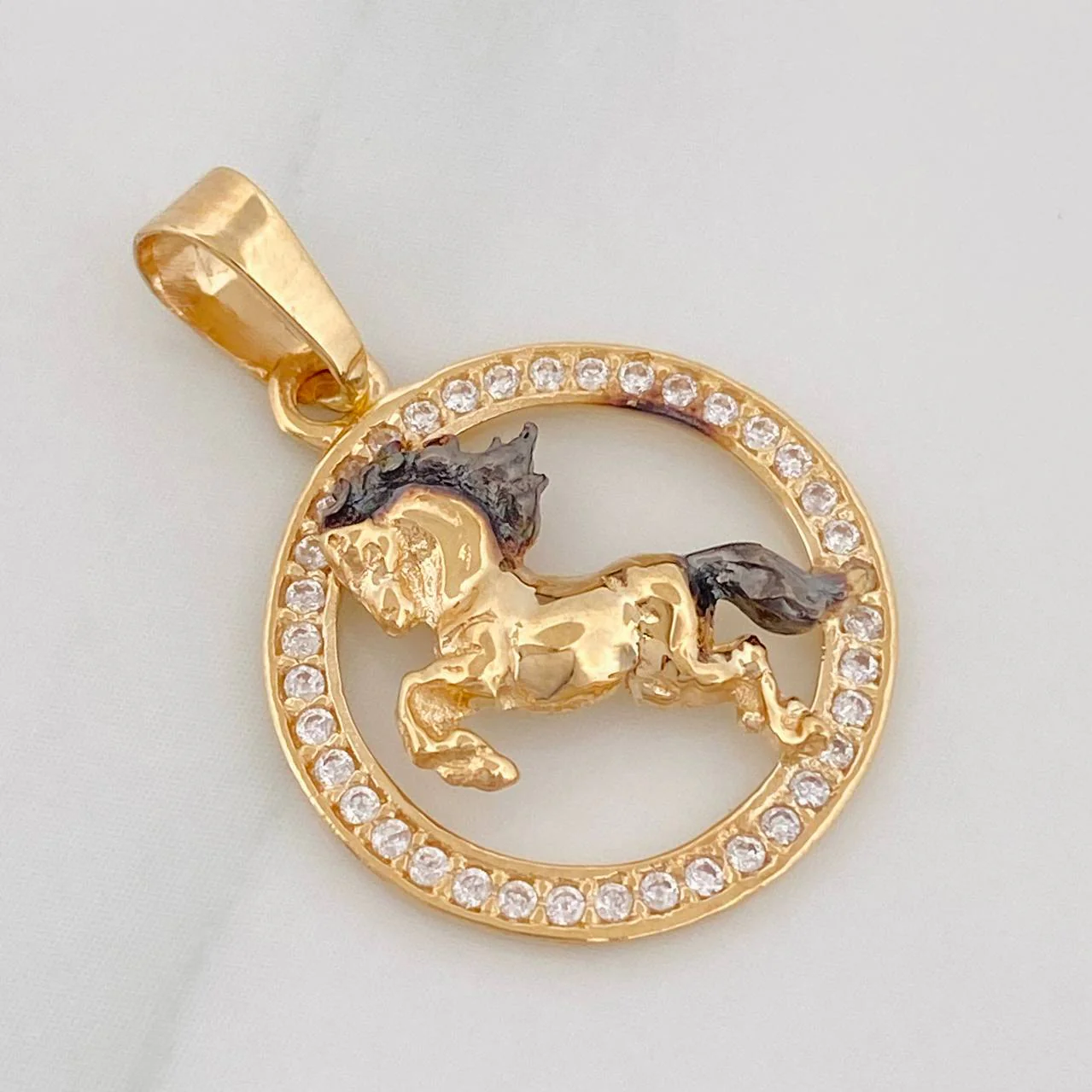 Dije Caballo 1.5g / 3/4 in Dos Oros Negro Amarillo 18K - Image 2