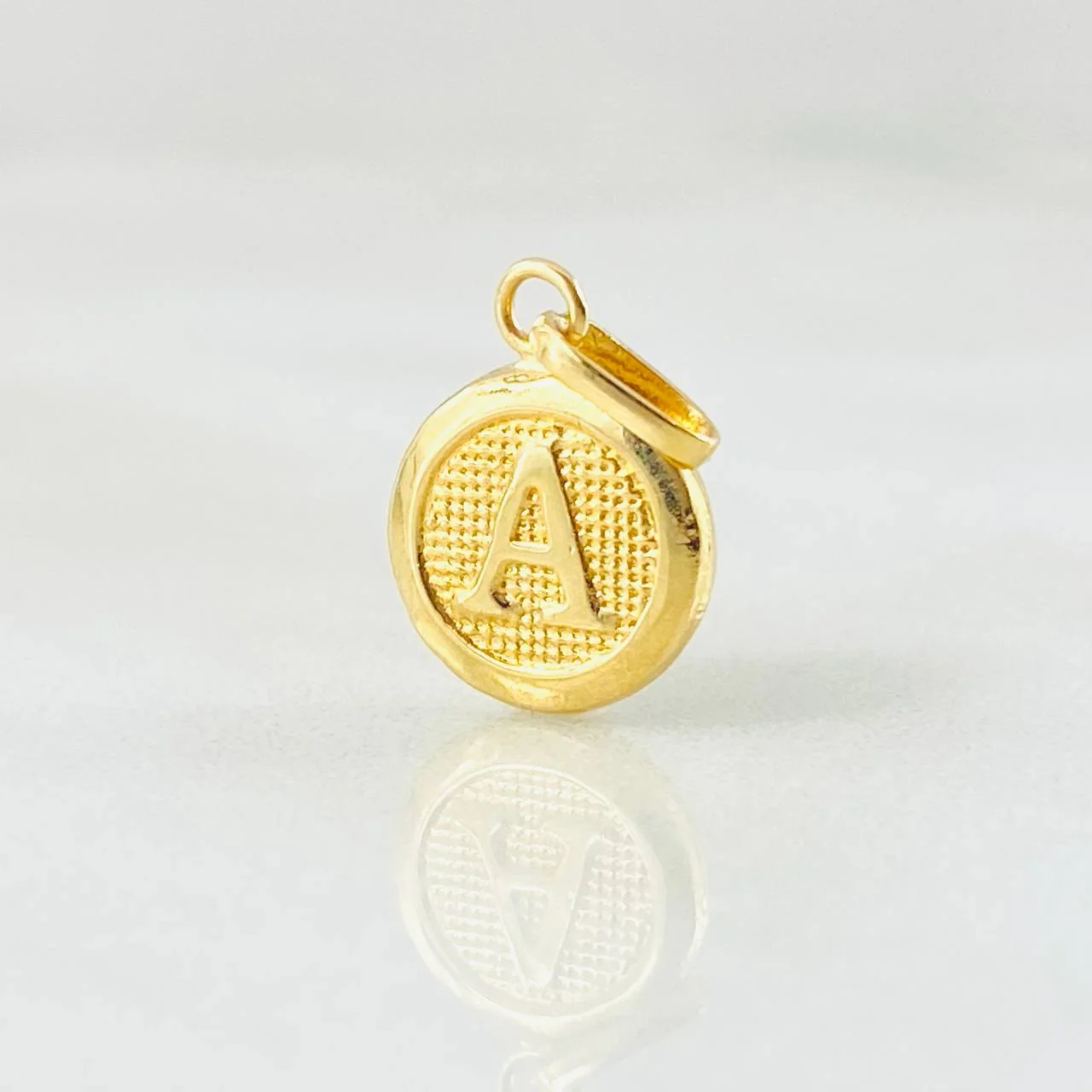 Dije Circulo Letra A 0.4 g / 3/4 in Oro Amarillo 18K