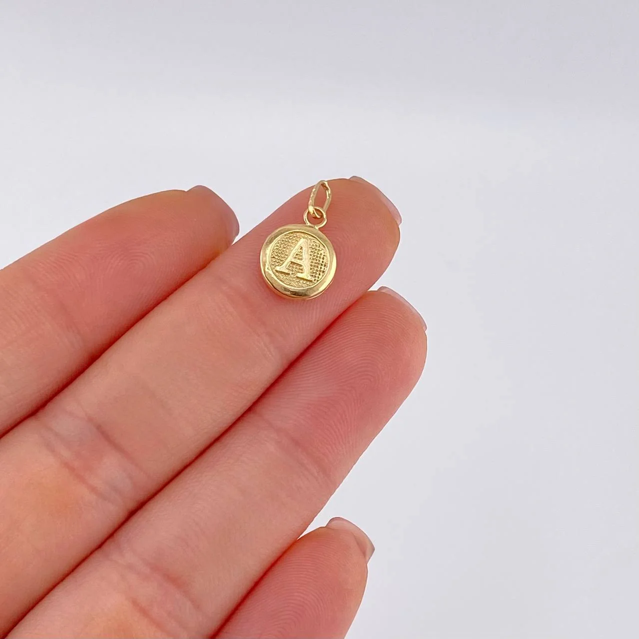 Dije Circulo Letra A 0.4 g / 3/4 in Oro Amarillo 18K - Image 4