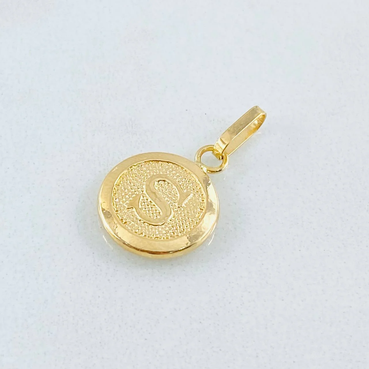Dije Circulo Letra S 0.4 g / 3/4 in Oro Amarillo 18K - Image 3