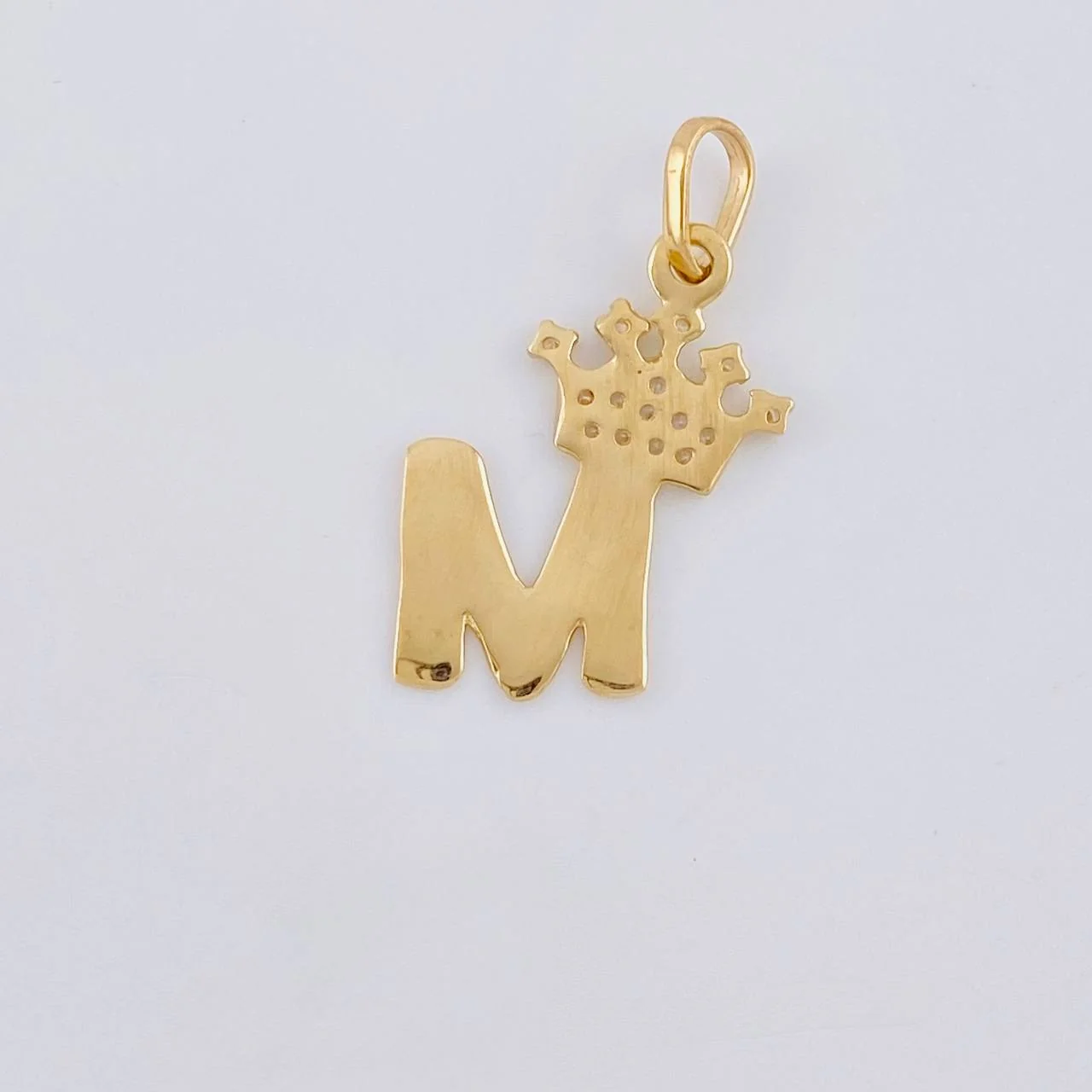 Dije Corona Letra M 0.9 g / 3/4 in Oro Amarillo 18K - Image 3