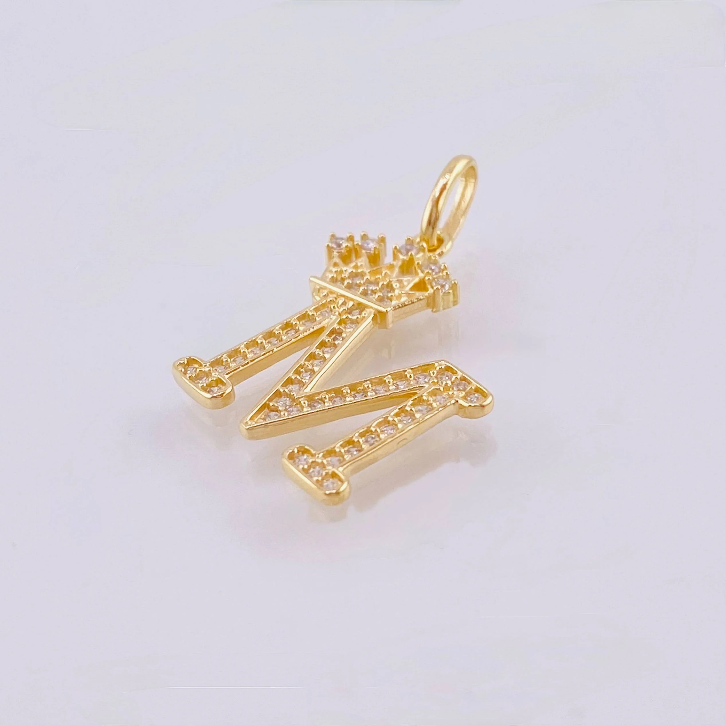 Dije Corona Letra M 2.5gr / 1 in / Oro Amarillo 18K © - Image 3